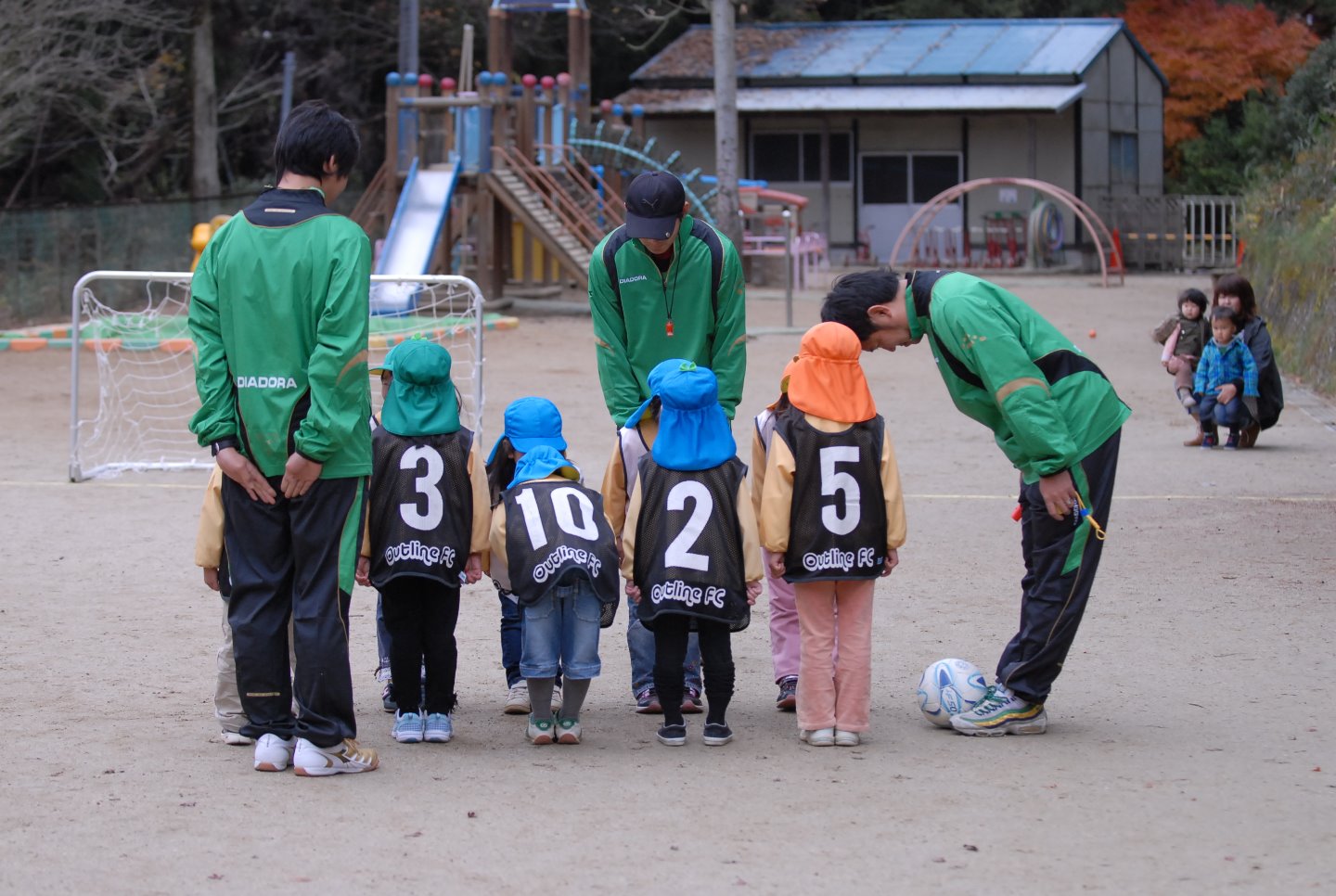 4・5歳児は、冬にサッカー大会を 行います♪