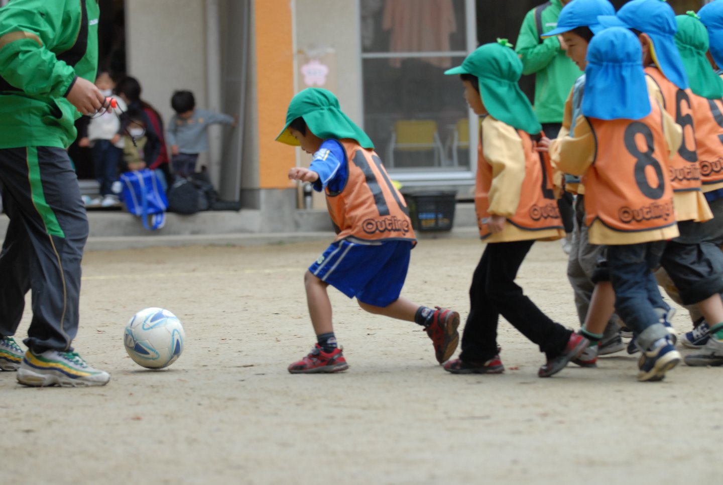 4・5歳児は、冬にサッカー大会を 行います♪